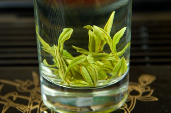 安吉白茶冷藏好還是冷凍好？這個需要根據(jù)存放時間來選擇