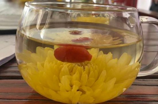 晚上可以喝菊花茶泡水嗎，睡覺(jué)前能不能喝菊花茶？