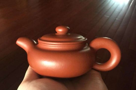 朱泥<a href=http://www.huxthp.com/chaju/zisha/ target=_blank class=infotextkey>紫砂壺如何開壺</a>，朱泥壺日常泡茶養(yǎng)護(hù)