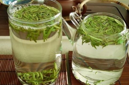 竹葉青和雀舌哪個貴，竹葉<a href=http://www.huxthp.com/fenlei/wulongcha/ target=_blank class=infotextkey>青茶</a>貴嗎？