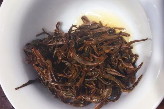 女人喝紅茶好還是喝普洱茶好，普洱茶和紅茶哪個適合女人喝