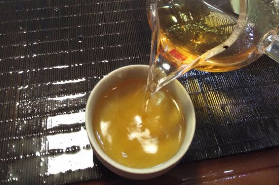 女人喝金駿眉的好處和壞處，女性喝金駿眉可減肥養(yǎng)顏